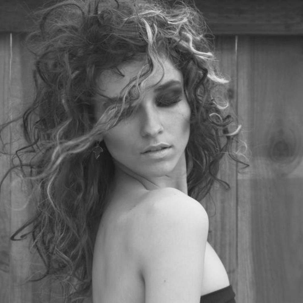 Meet your Posher, Moni